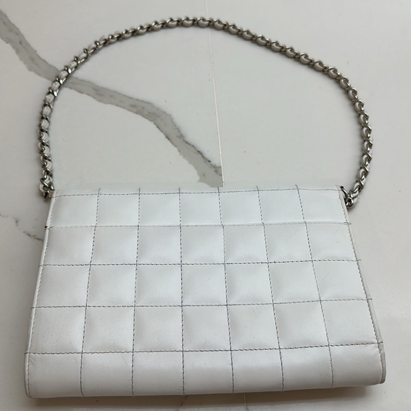 Preloved Chanel White Patent Leather Chocolate Bar Clutch On Chain. - Picture 4 of 17